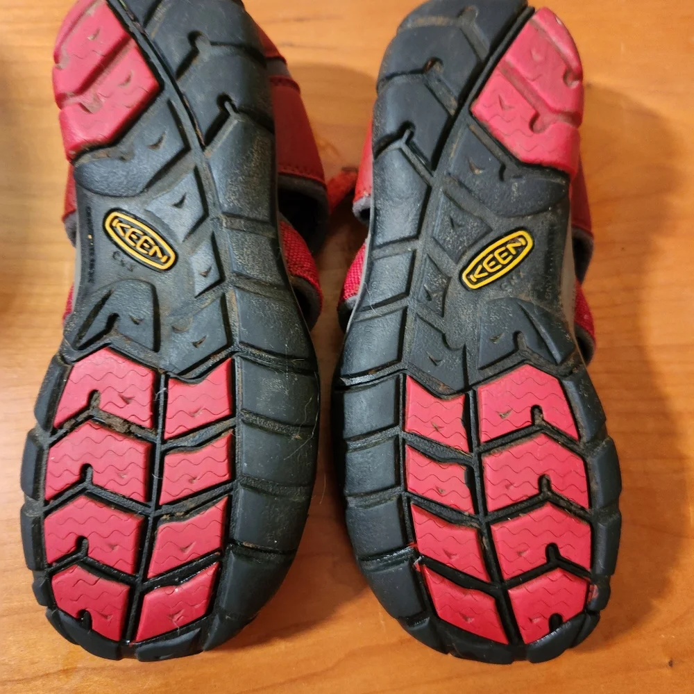 Kids Keen Shoes Size 2